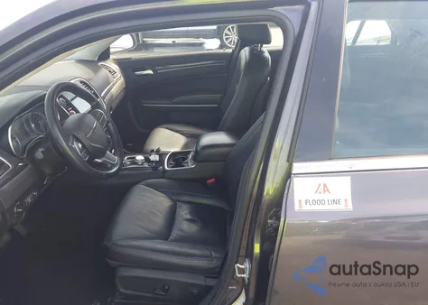 2019 Chrysler 300 Touring L z USA, uszkodzony, nr VIN 2C3CCAAG4KH566364